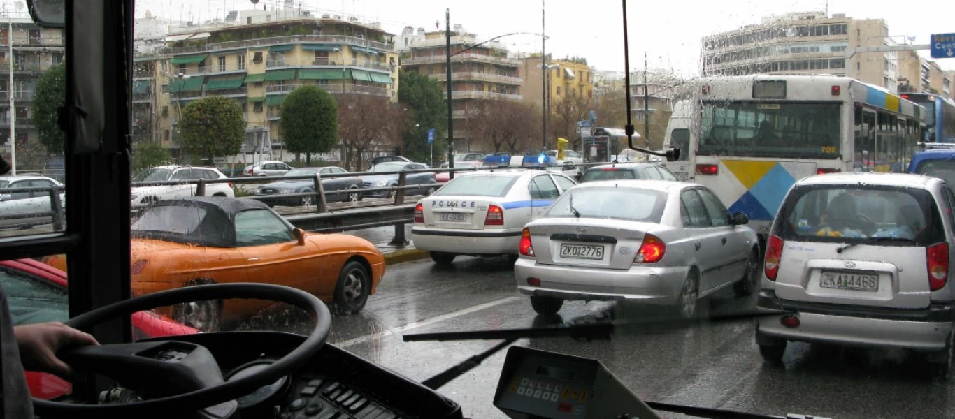 Εκάλη: Επιβάτες έφτυσαν και προπηλάκισαν οδηγό λεωφορείου επειδή τους ζήτησε να φορέσουν μάσκα